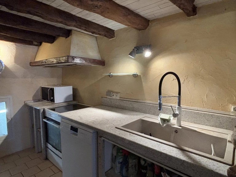 Kitchen (ground floor) Kitchen (ground floor)