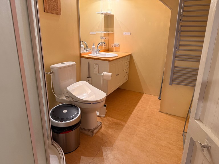 bathroom 2 en suite (level 3)